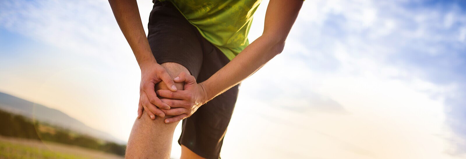 Man suffering from knee sprain pain stops running