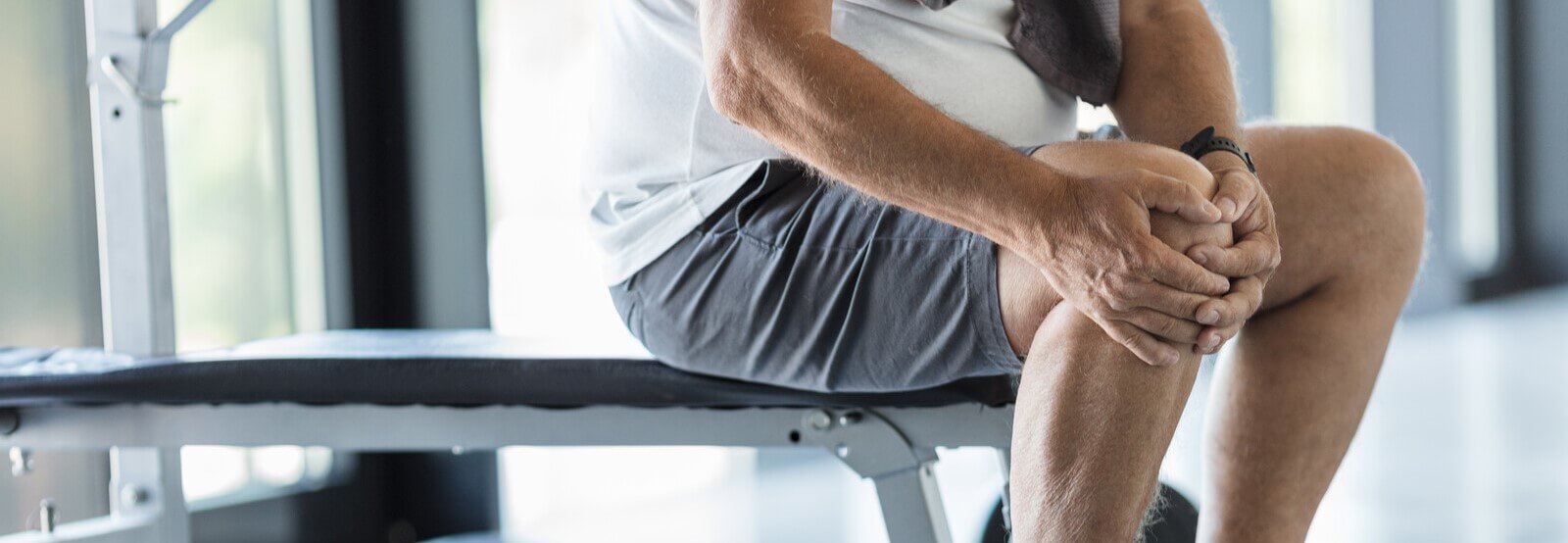 man at gym with knee injury